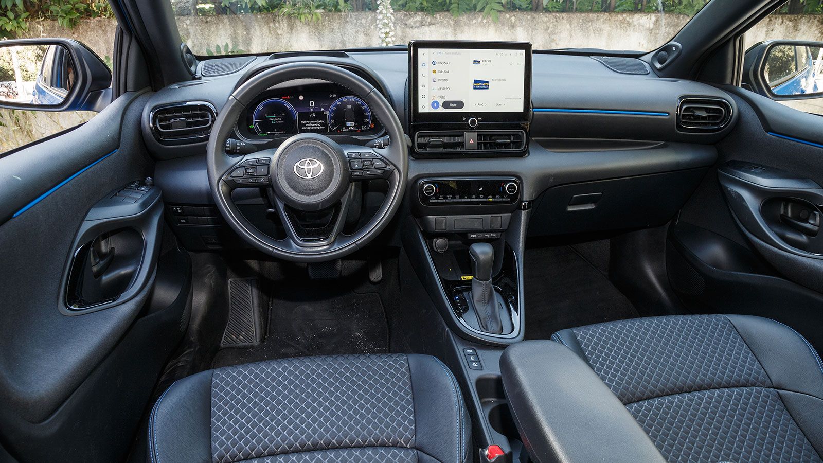 Peugeot 208 VS Toyota Yaris. Ποιο ξεχωρίζει σε εξοπλισμό ασφάλειας και άνεσης.